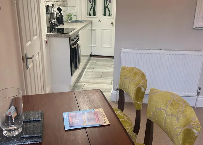 Lovely 1 Bed Flat In Victorian House 300M Seafront