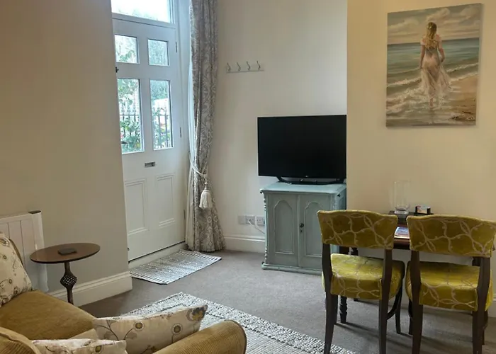 Lovely 1 Bed Flat In Victorian House 300M Seafront