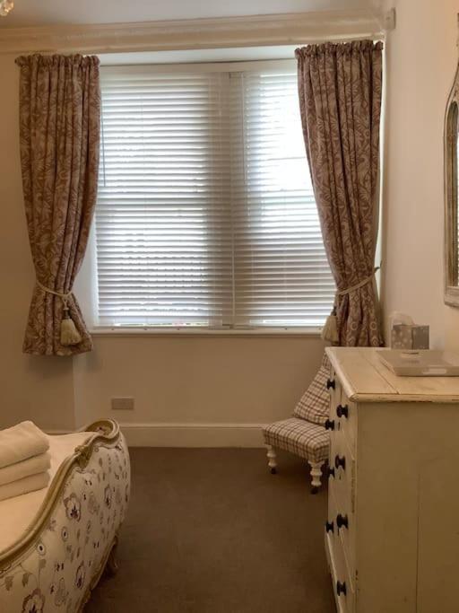 Lovely 1 Bed Flat In Victorian House 300m Seafront *