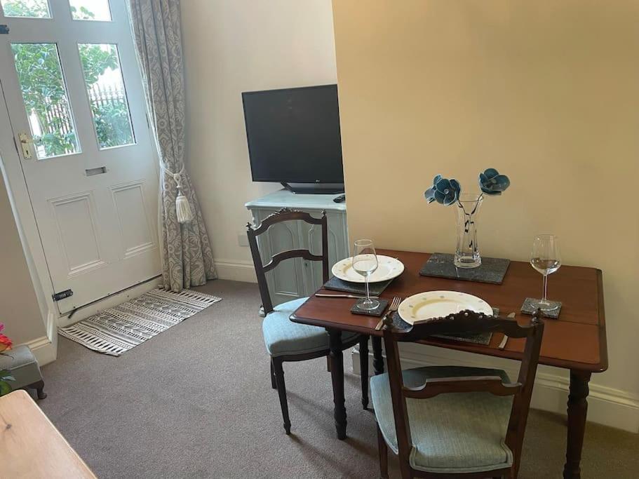 Apartment Lovely 1 Bed Flat In Victorian House 300m Seafront *
